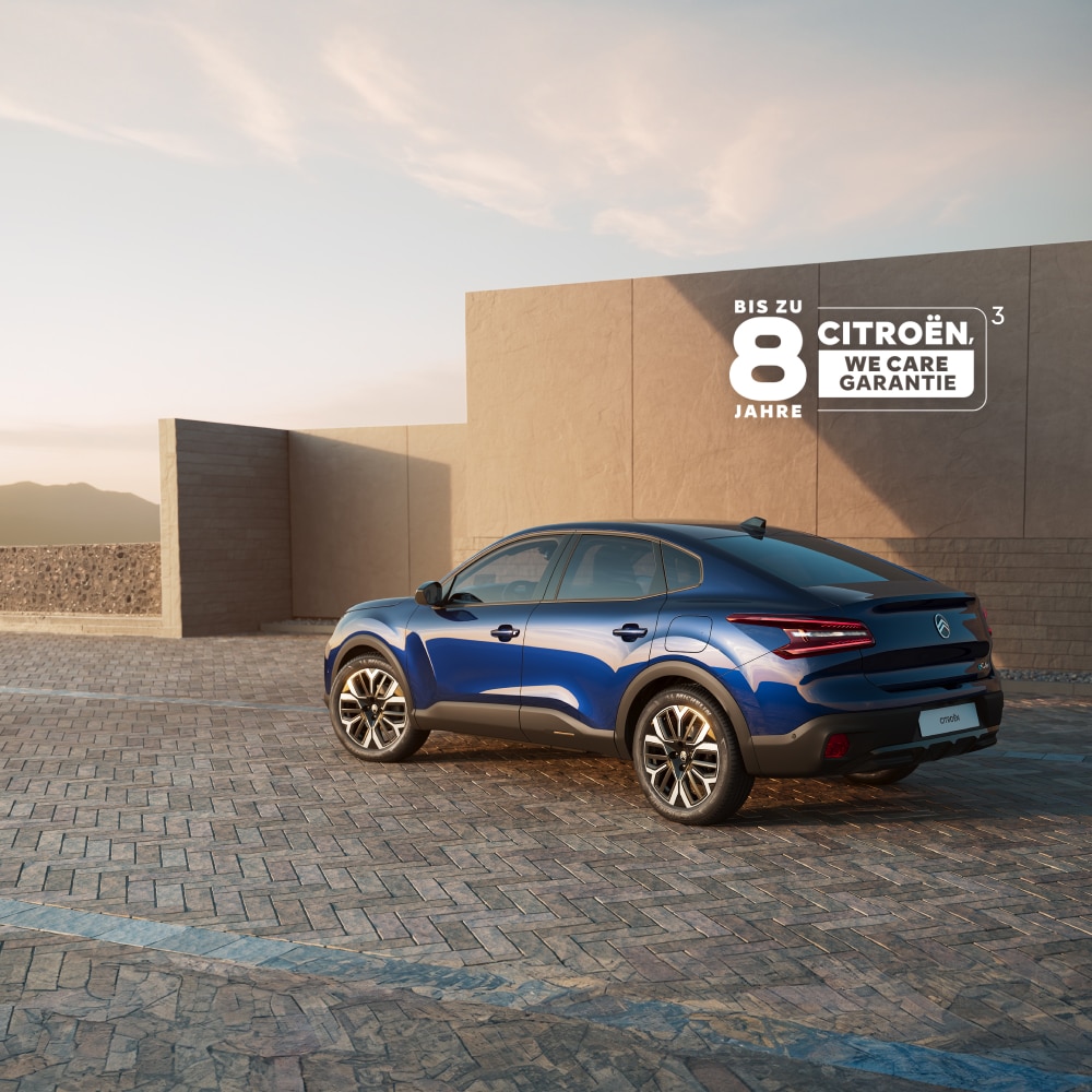 Dreiviertel-Frontansicht des Citroën C4 X zeigt modernes Fastback-Design für selbstbewusstes, effizientes und erschwingliches Fahren.