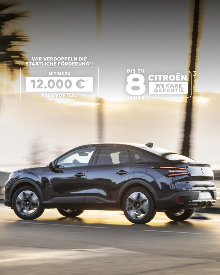 Citroën ë-C4 X fährt bei Sonnenuntergang entlang einer Küstenstraße mit dem Citroën 8-Jahres-Schutz-Abzeichen