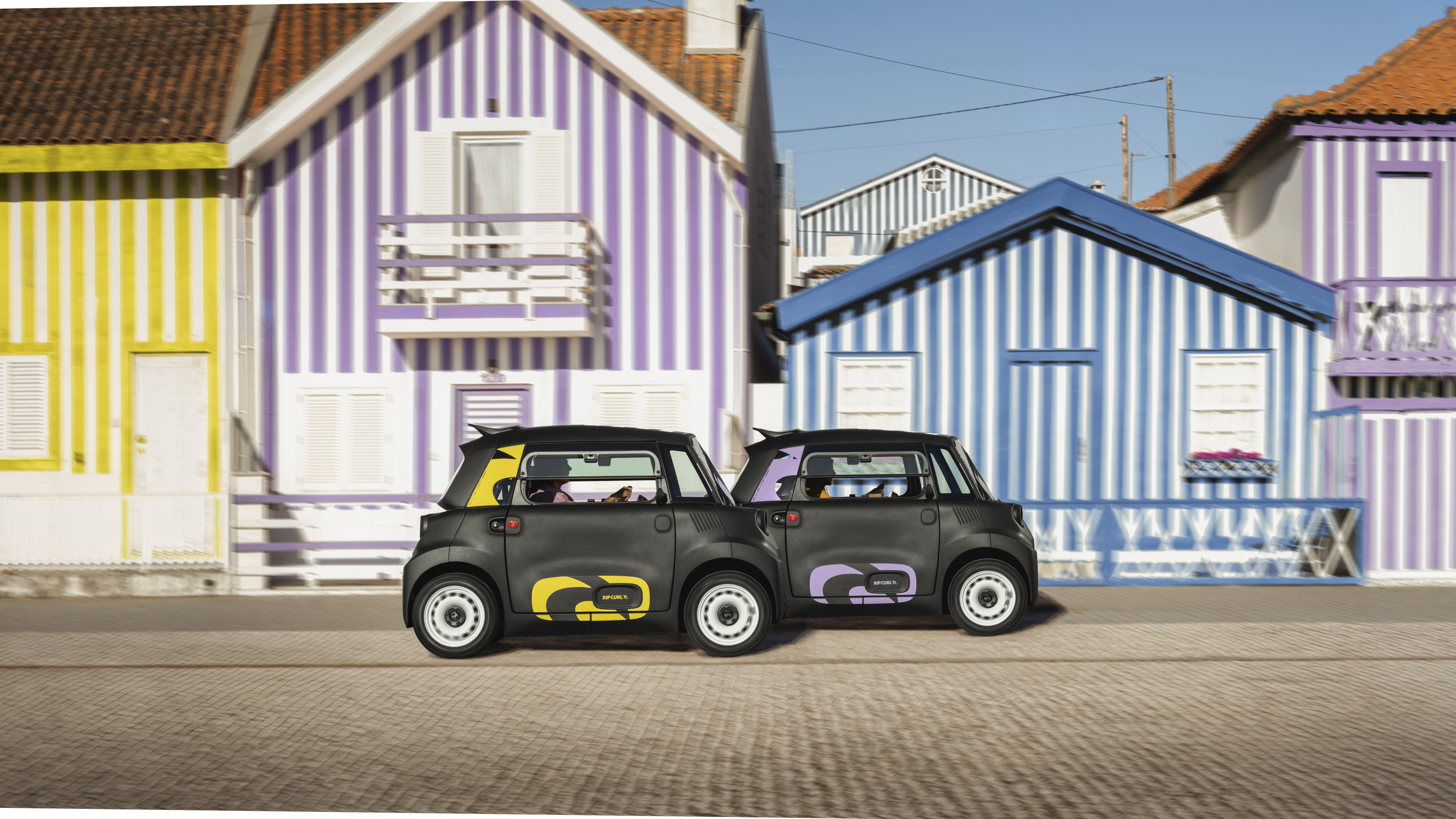 Side by side street view Citroën Ami x Rip Curl Elektrofahrzeug ohne Führerschein, twin Citroën Ami Stil für urbane Elektromobilität