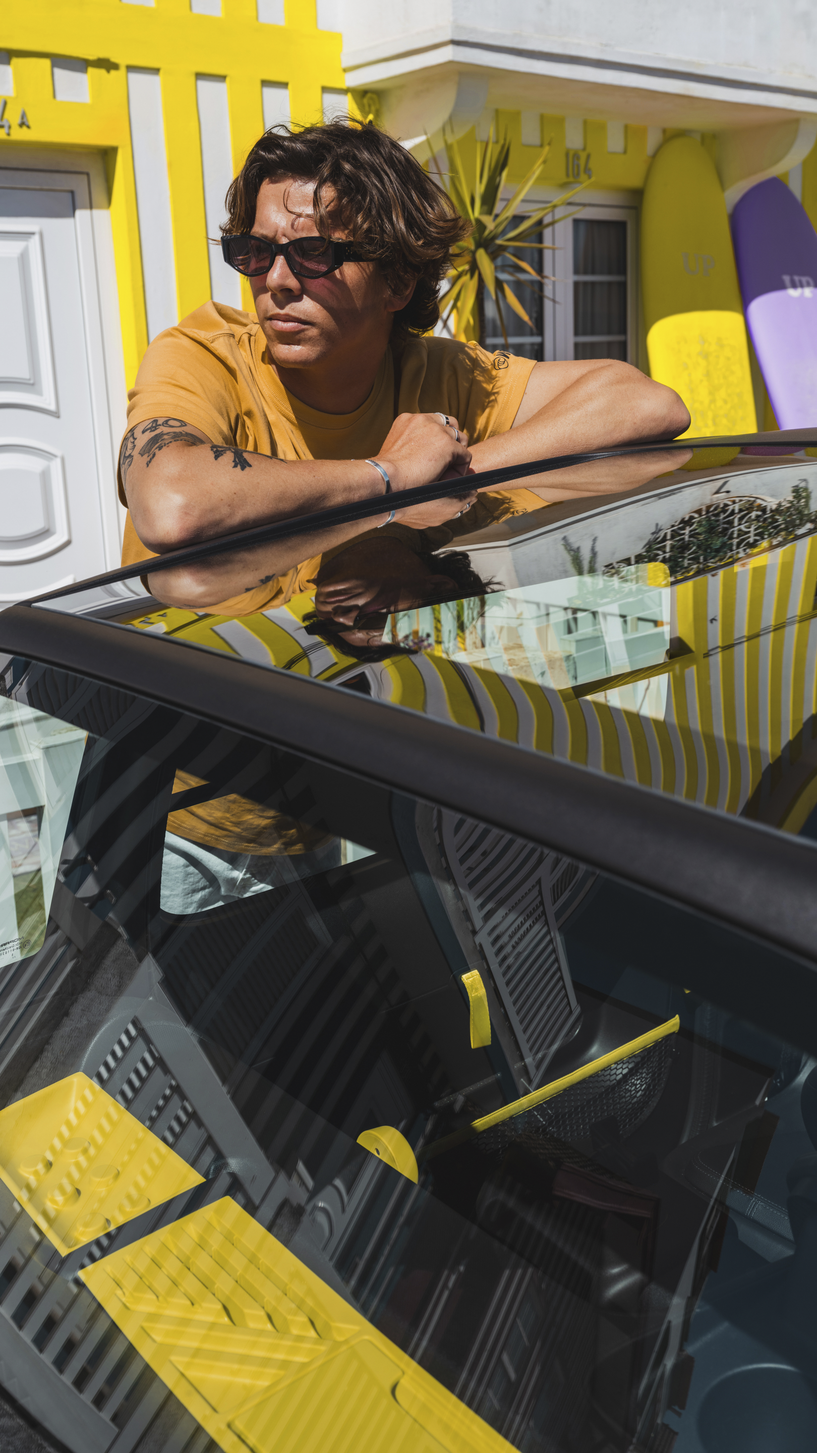 Lifestyle-Dachansicht Citroën Ami x Rip Curl Elektrofahrzeug ohne Führerschein, Citroën Ami Erlebnis für Nutzer urbaner Elektrofahrzeuge