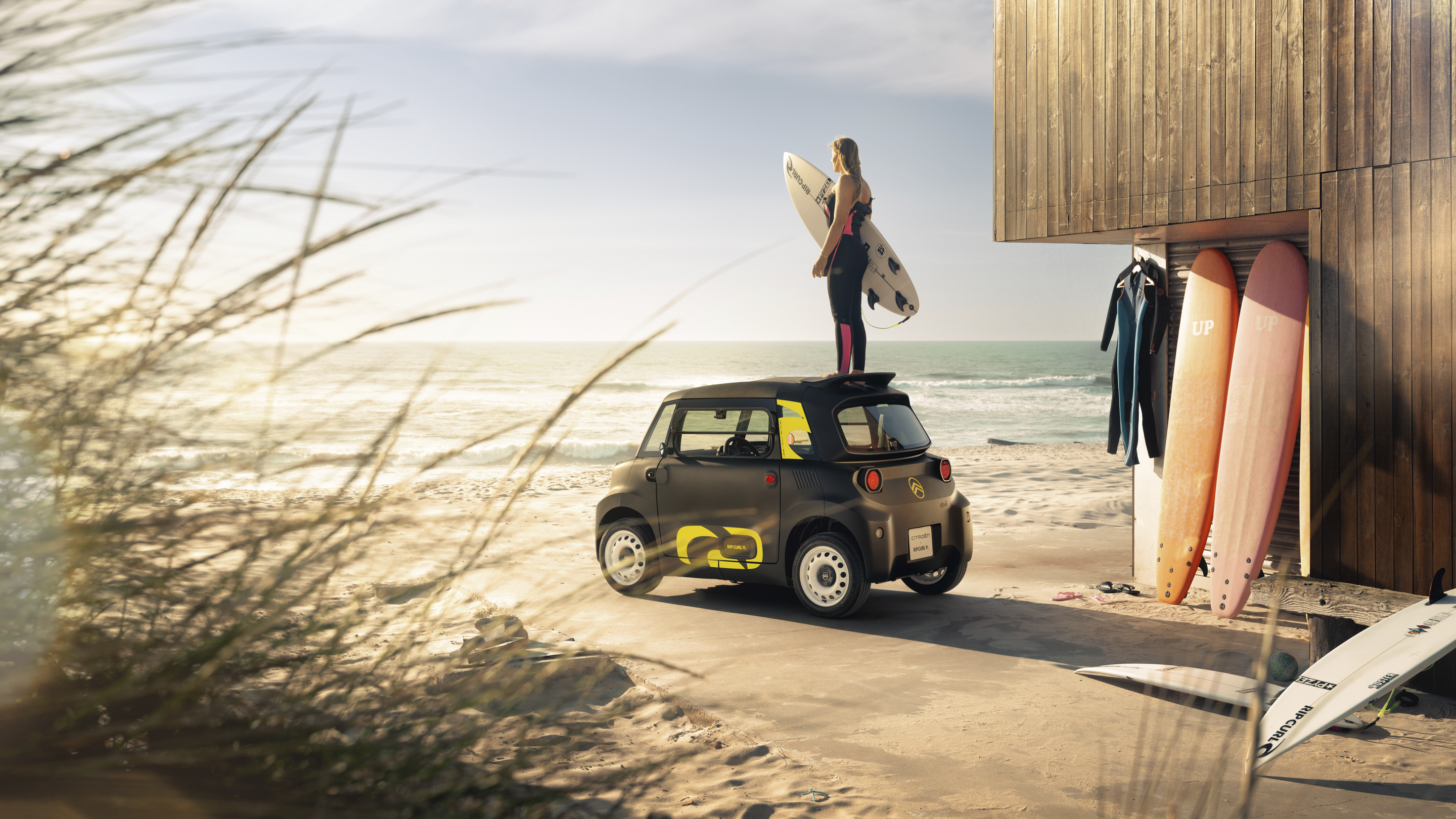 Rear beach lifestyle view Citroën Ami x Rip Curl Elektrofahrzeug ohne Führerschein, Citroën Ami surf freedom für urbane Elektromobilität