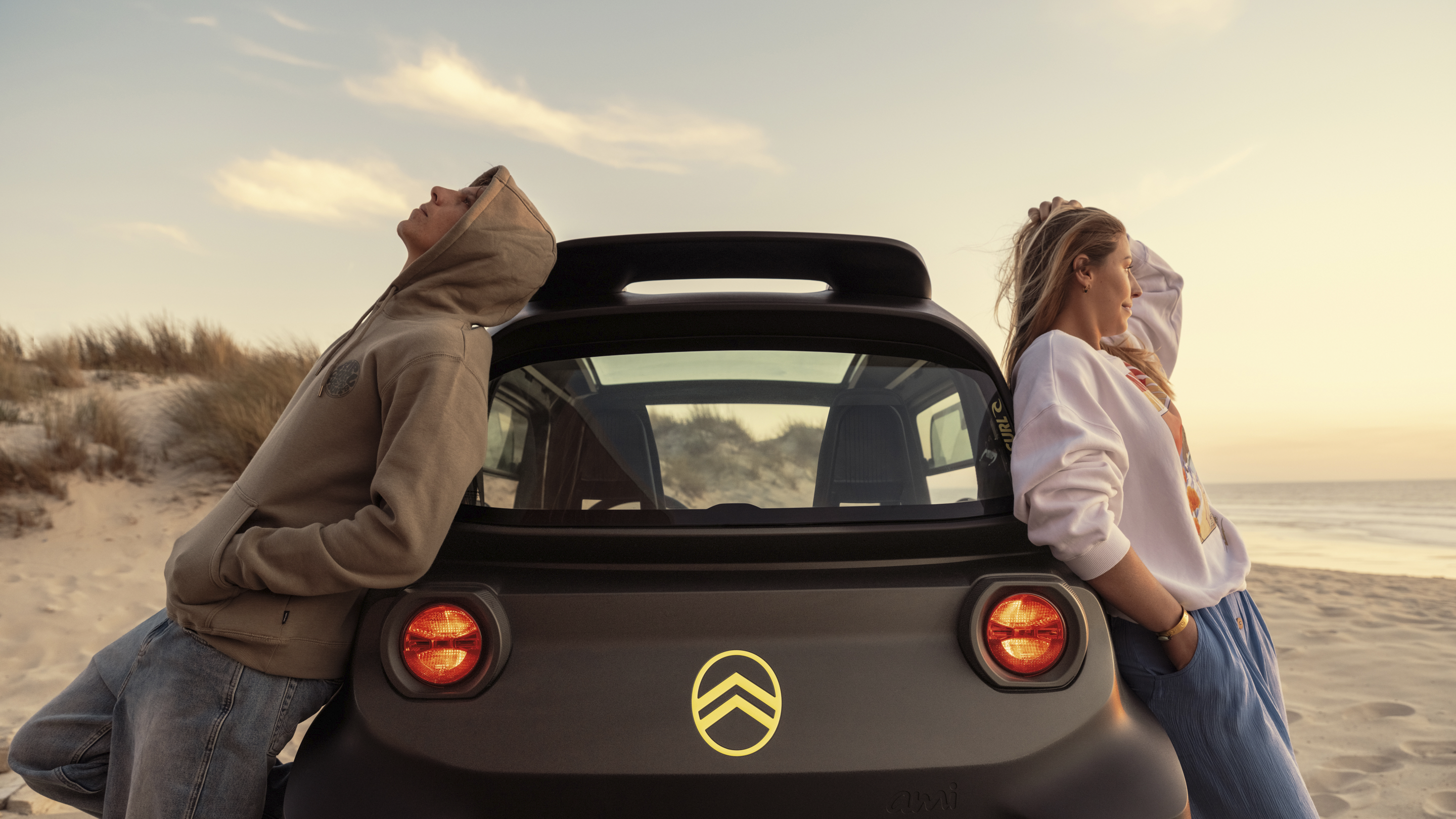 Rear sunset lifestyle view Citroën Ami x Rip Curl Elektrofahrzeug ohne Führerschein, Citroën Ami relaxed freedom für urbane Elektromobilität