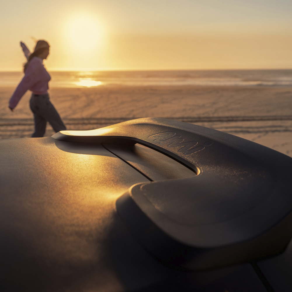Close-up roof handle sunset view Citroën Ami x Rip Curl Elektrofahrzeug ohne Führerschein, Citroën Ami beach lifestyle für urbane Elektromobilität