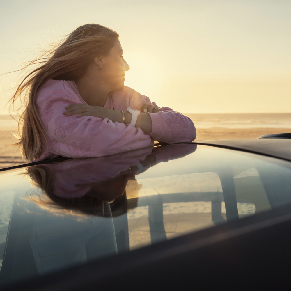 Roof lifestyle view Citroën Ami x Rip Curl Elektrofahrzeug ohne Führerschein, Citroën Ami sunset escape für urbane Elektromobilität
