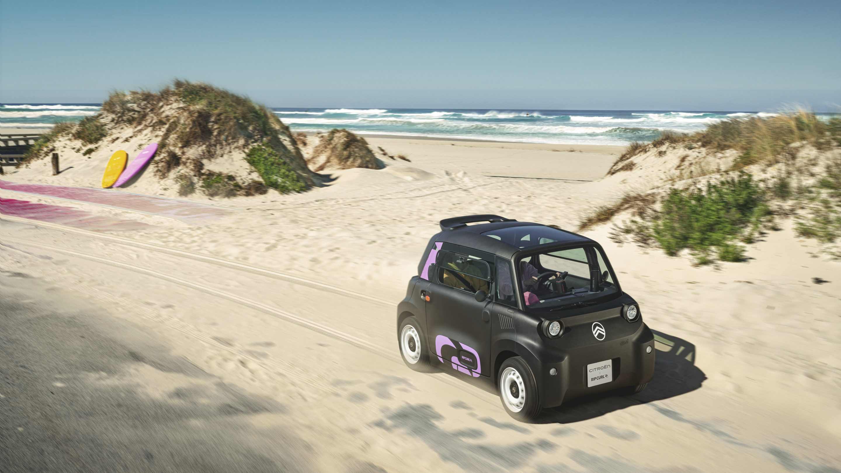 Dynamische Dreiviertelansicht von vorne Citroën Ami x Rip Curl Elektrofahrzeug ohne Führerschein, Citroën Ami Freiheit für urbane Elektromobilität