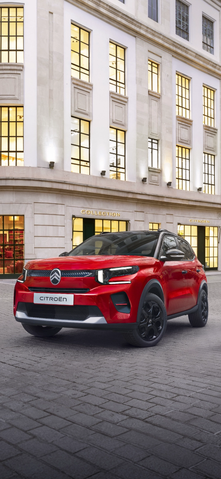 Dreiviertel-Frontansicht des Citroën ë-C3 Elektro-SUV zeigt markantes Außendesign für selbstbewusste, effiziente und erschwingliche Stadtmobilität.