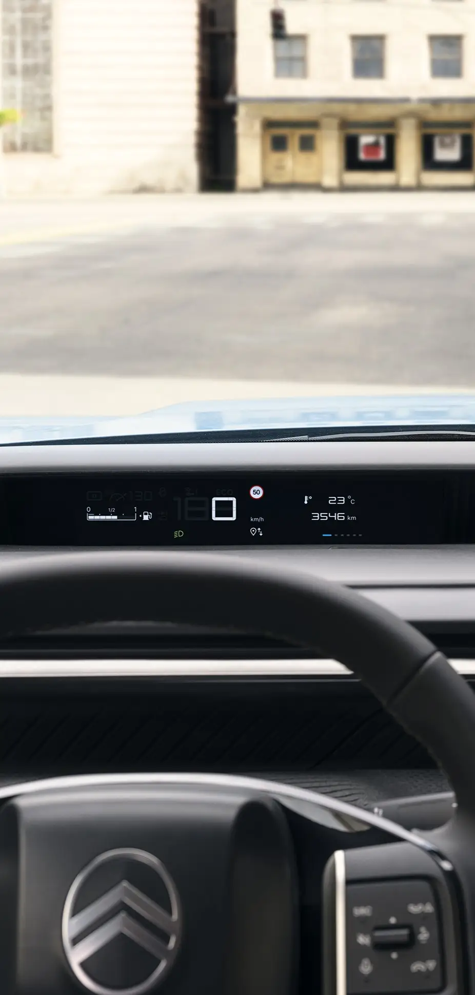Fahrerperspektive des Citroën C3 Kompakt-SUV, die das digitale Kombiinstrument und den großen Touchscreen für intuitives, modernes und erschwingliches Alltagsfahren hervorhebt.