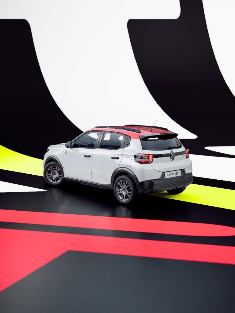Dreiviertelansicht von hinten des Citroën ë-C3 TONIC Limited Edition Elektro-Stadtauto mit ausdrucksstarkem Grafikhintergrund und kompaktem Design, smarte E-Fahrzeug Alternative