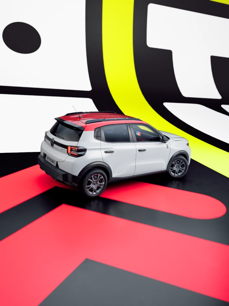 Dreiviertelansicht von hinten des Citroën ë-C3 TONIC Limited Edition Elektro-Stadtauto mit ausdrucksstarkem Design im Studioumfeld, smarte E-Fahrzeug Alternative