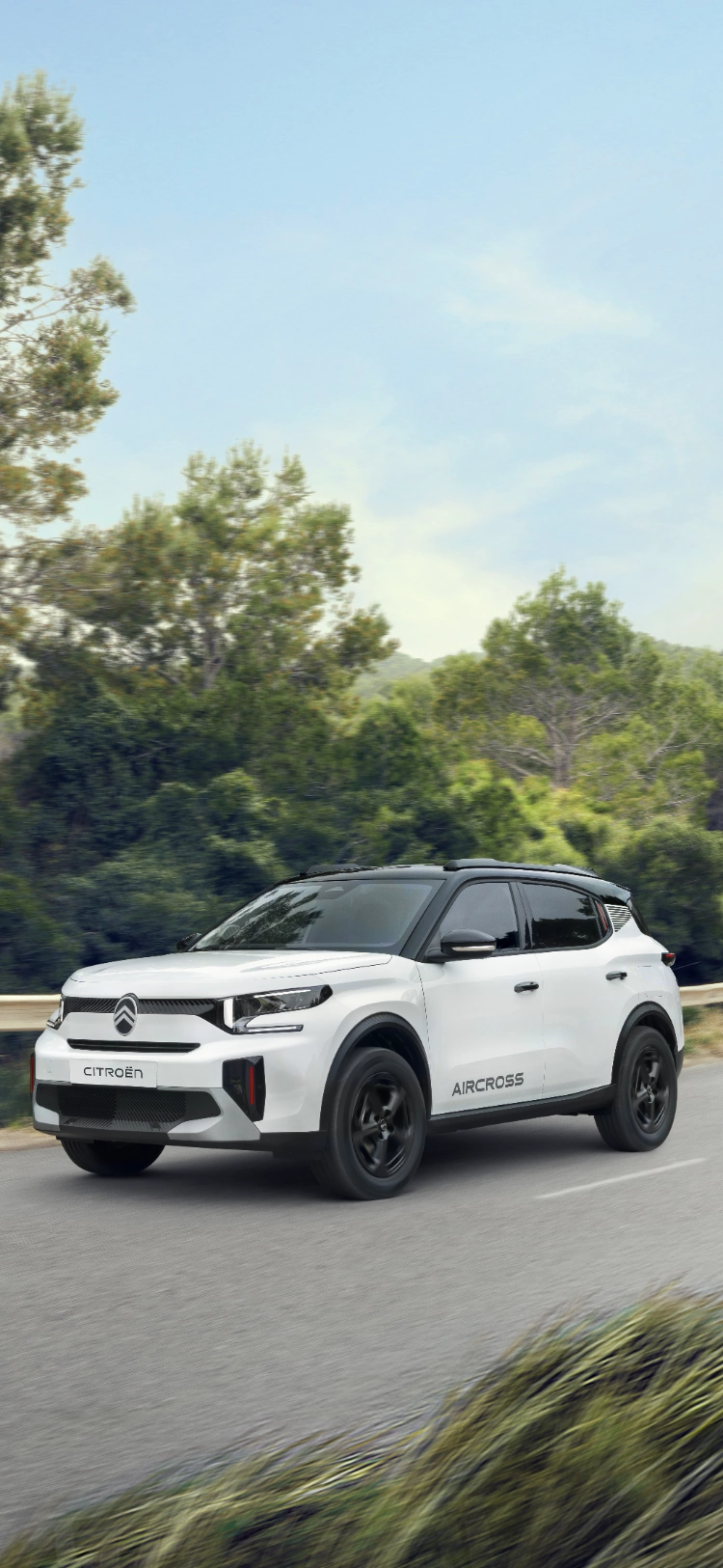 Frontansicht während der Fahrt des Citroën ë-C3 Aircross Elektro-SUV zeigt selbstbewusste Straßenpräsenz für sanfte, effiziente und erschwingliche Mobilität.