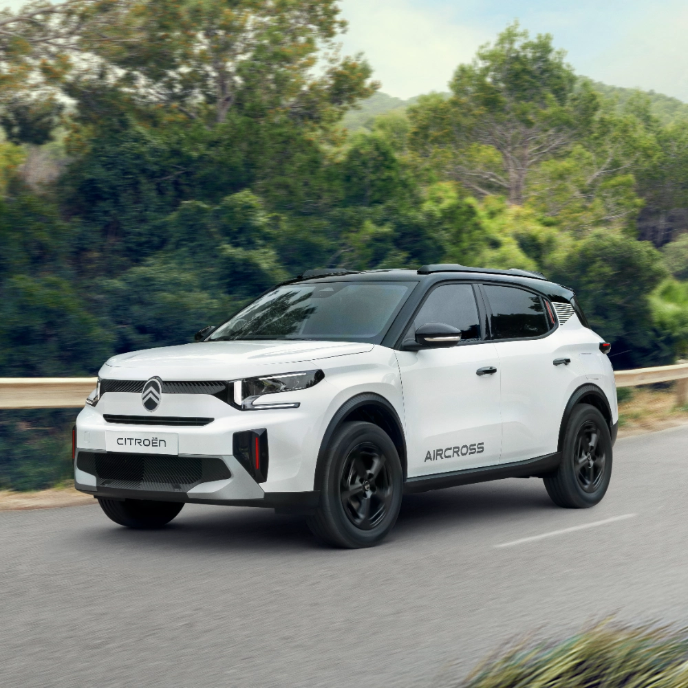 Dreiviertel-Heckansicht an der Küste des Citroën C3 Kompakt-SUV zeigt preisgekröntes Design and 8-Jahres-Garantie for sichere, erschwingliche Mobilität.
