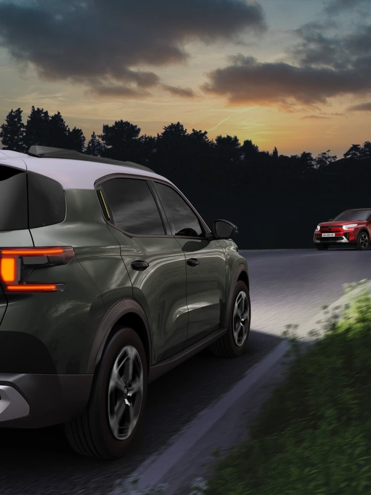 Nachtfahrtansicht des Citroën ë-C3 Aircross SUV zeigt automatische Scheinwerfer für sicherere, sichere und erschwingliche Alltagsmobilität.