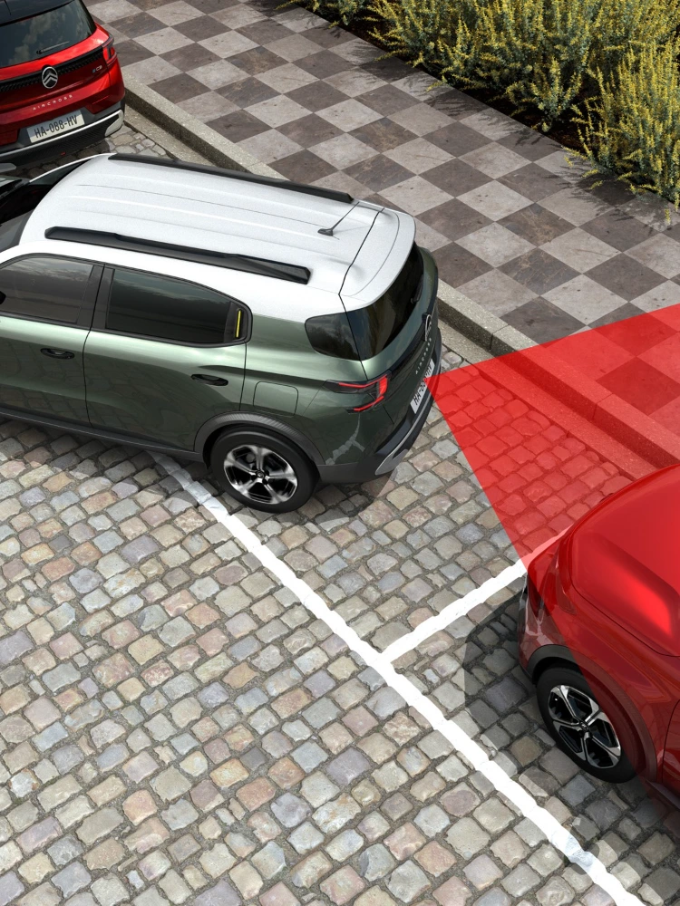 Hintere Parkansicht des Citroën ë-C3 Aircross SUV zeigt Querverkehrswarnung für sichereres, selbstbewusstes und erschwingliches Rangieren.