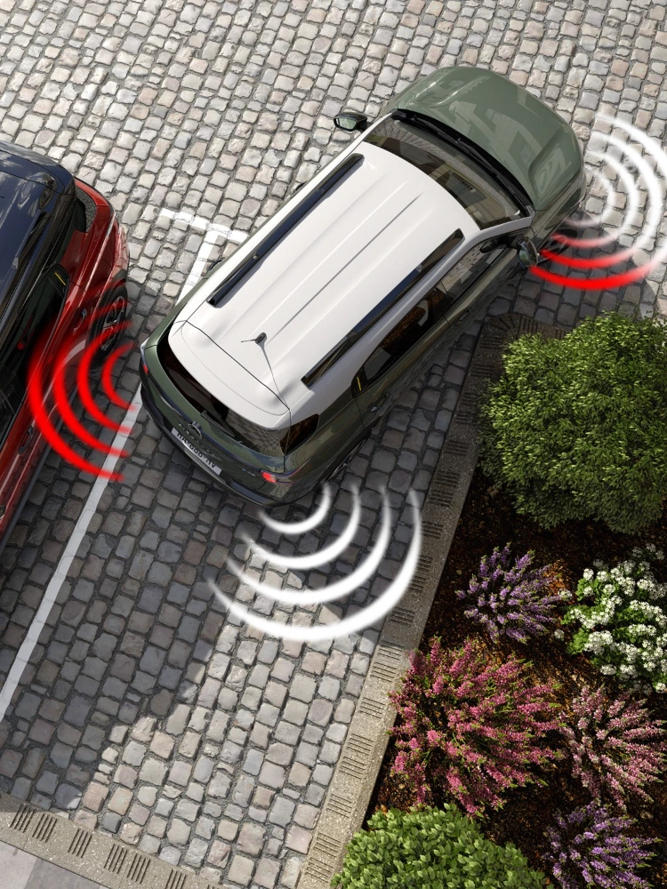 Draufsicht auf den Parkplatz des Citroën ë-C3 Aircross SUV illustriert Hinderniserkennung für sicherere, einfachere und erschwingliche Alltagsmanöver.