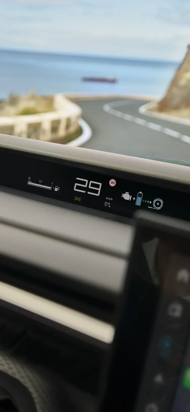 Fahreransicht des Citroën ë-C3 Aircross Elektro-SUV zeigt digitales Display für intuitives, modernes und erschwingliches Alltagsfahren.