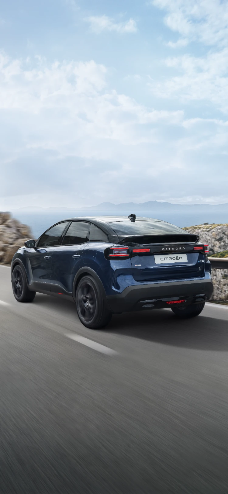 Dreiviertel-Frontansicht des C4 zeigt aerodynamisches Crossover-Design, Effizienz, Sicherheit und Komfort für eine Premium-Präsenz.