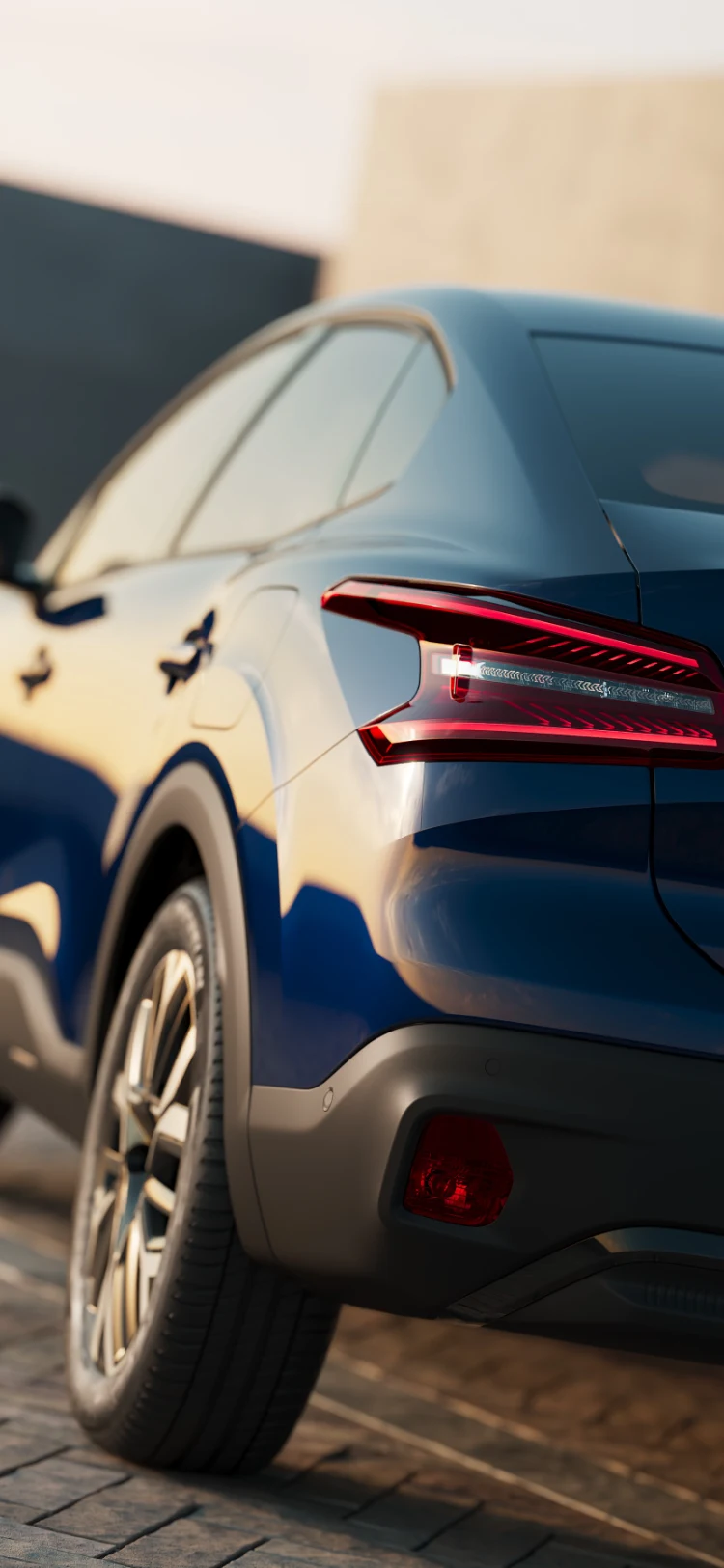 Breite Innenraumansicht des Citroën C4 X zeigt Vorder- und Rücksitze in geräumiger Kabine