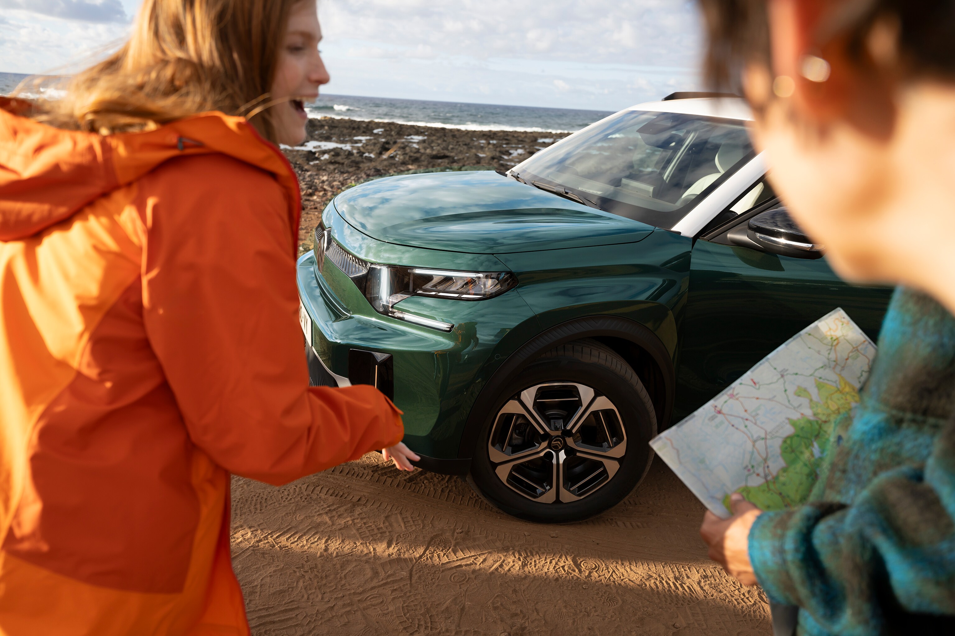Dreiviertel-Frontansicht im Freien des Citroën ë-C3 Aircross SUV zeigt robustes Styling für abenteuerliche, sichere und erschwingliche Alltagsmobilität.