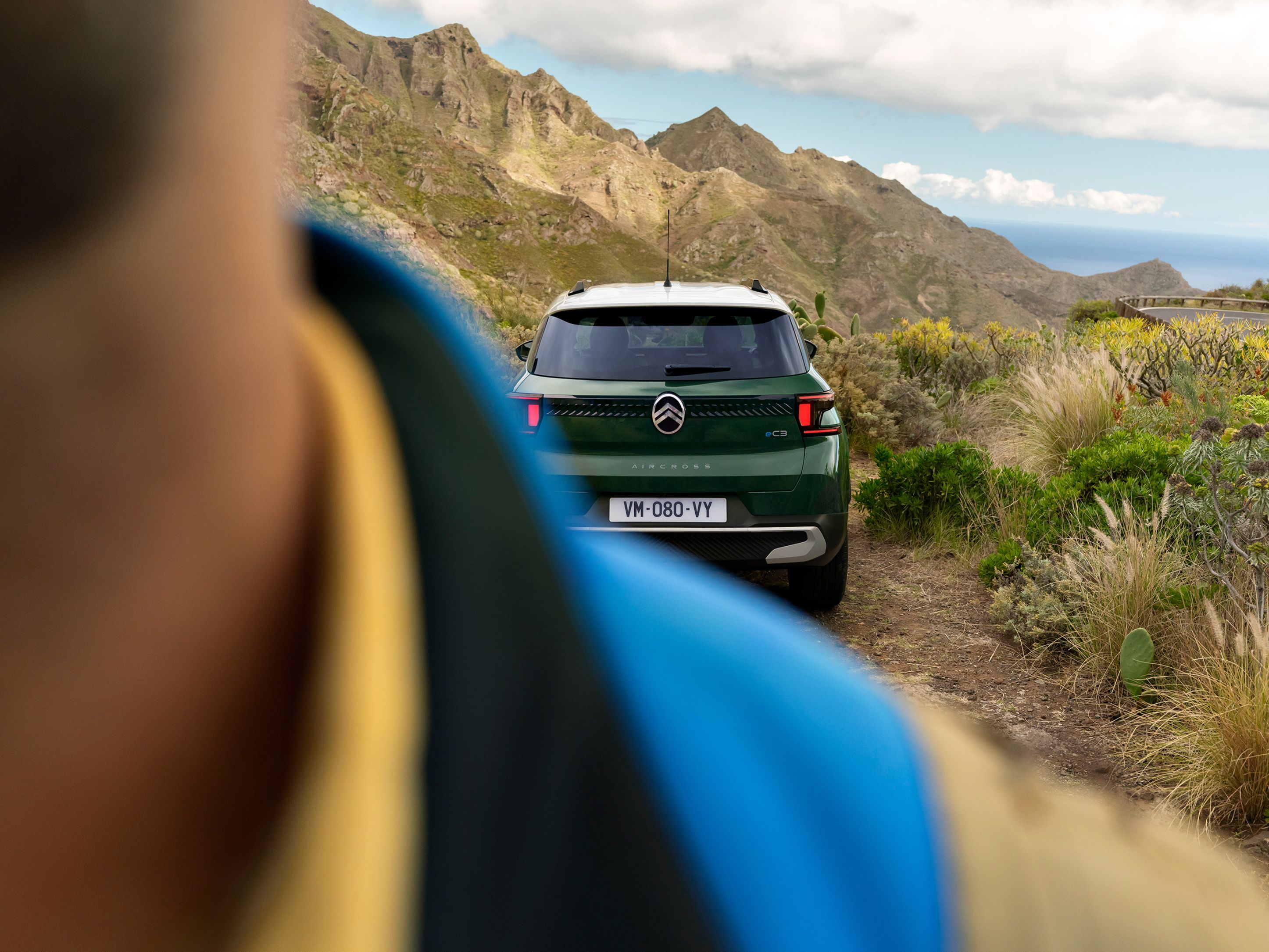 Heckansicht im Freien des Citroën ë-C3 Aircross SUV zeigt robustes Styling für sichere, vielseitige und erschwingliche Geländemobilität.