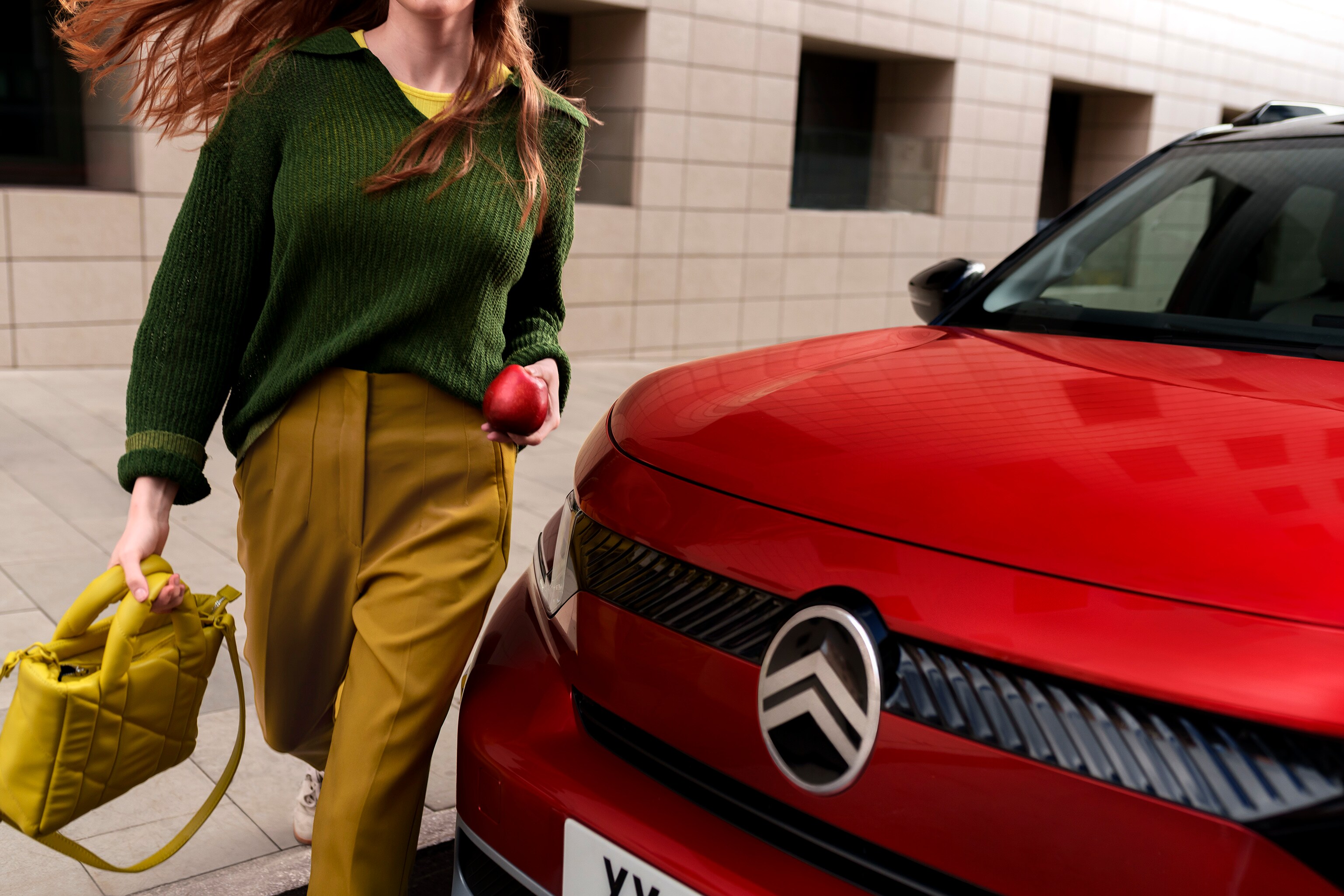 Nahaufnahme der Front des Citroën ë-C3 Aircross SUV zeigt markantes Kühlergrilldesign für stilvolle, sichere und erschwingliche Stadtmobilität.
