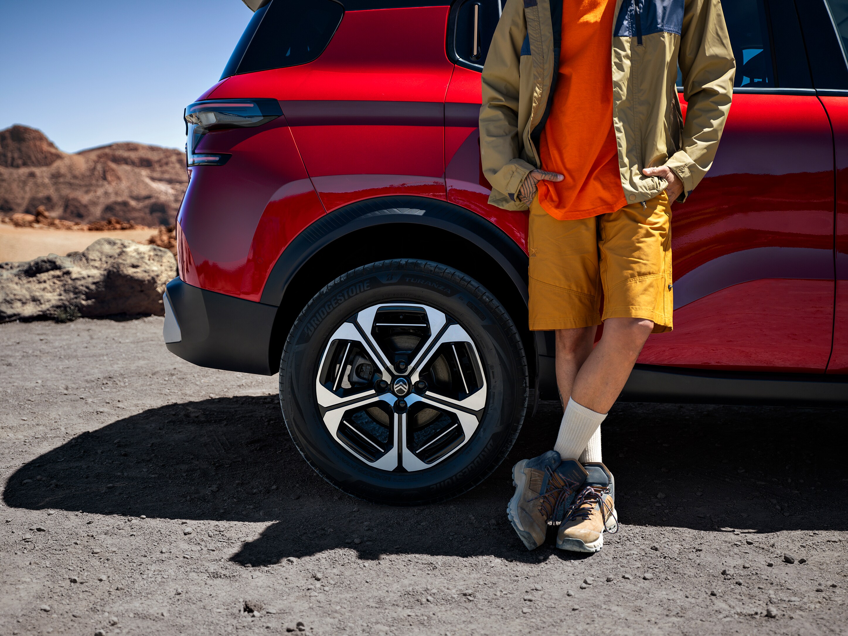 Nahaufnahme der Felge des Citroën ë-C3 Aircross SUV zeigt Alufelgendesign für stilvolle, sichere und erschwingliche Outdoor-Mobilität.