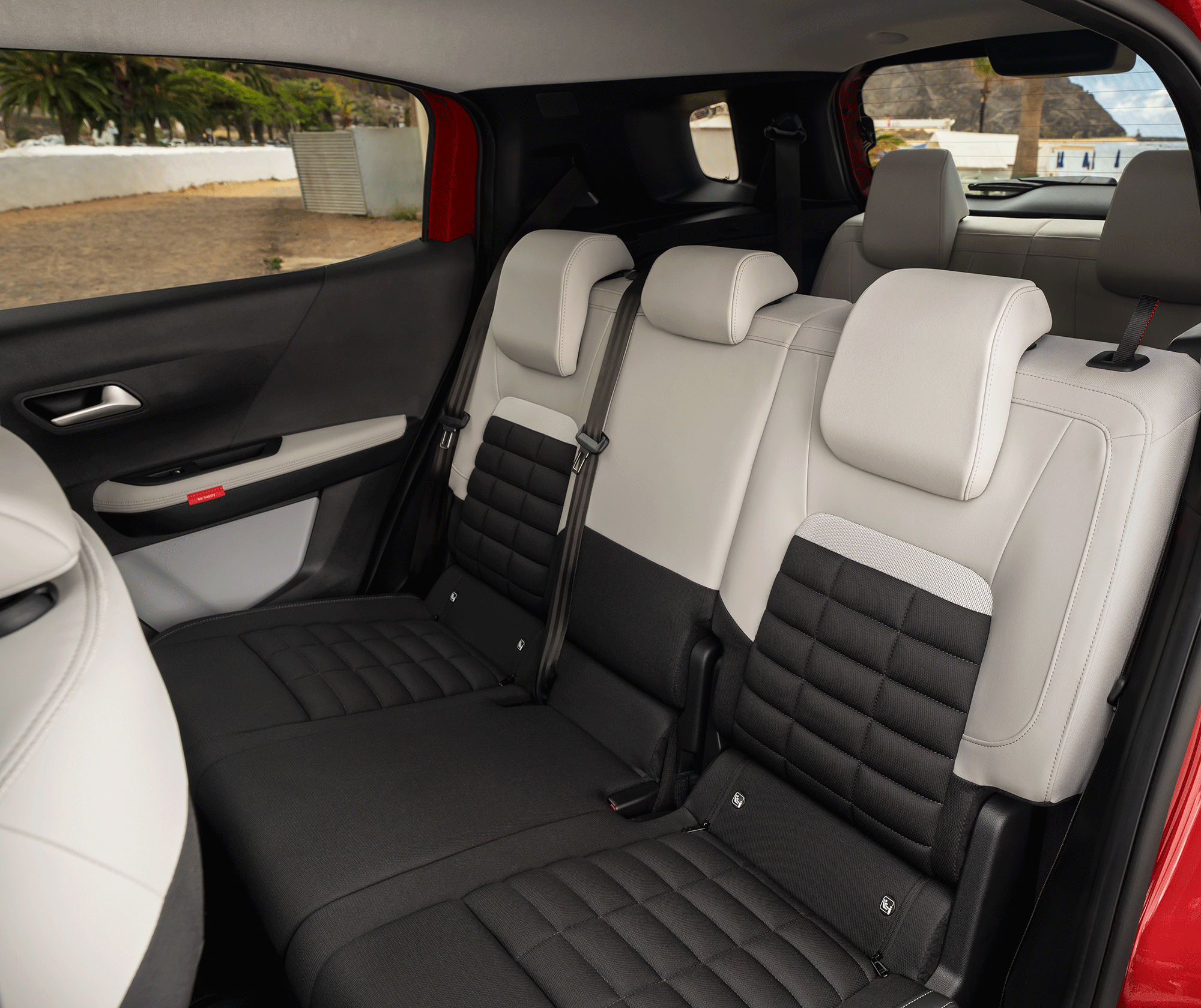 Innenraum-Feature-GIF des Citroën ë-C3 Aircross SUV präsentiert praktische modulare Staulösungen für vielseitige, bequeme und erschwingliche Alltagsmobilität.