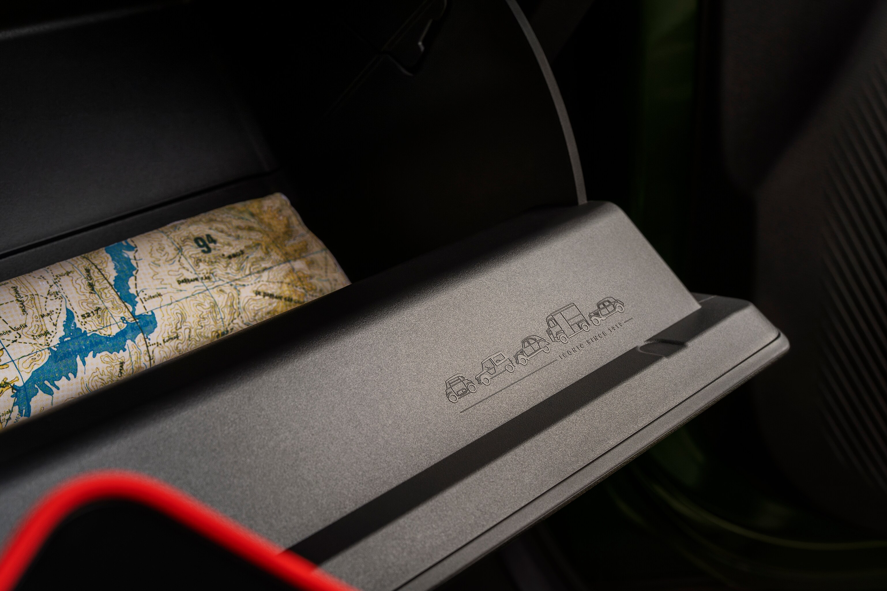 Nahaufnahme des Innenraums des Citroën ë-C3 Aircross SUV zeigt praktischen Armaturenbrett-Stauraum für vielseitige, bequeme und erschwingliche Mobilität.