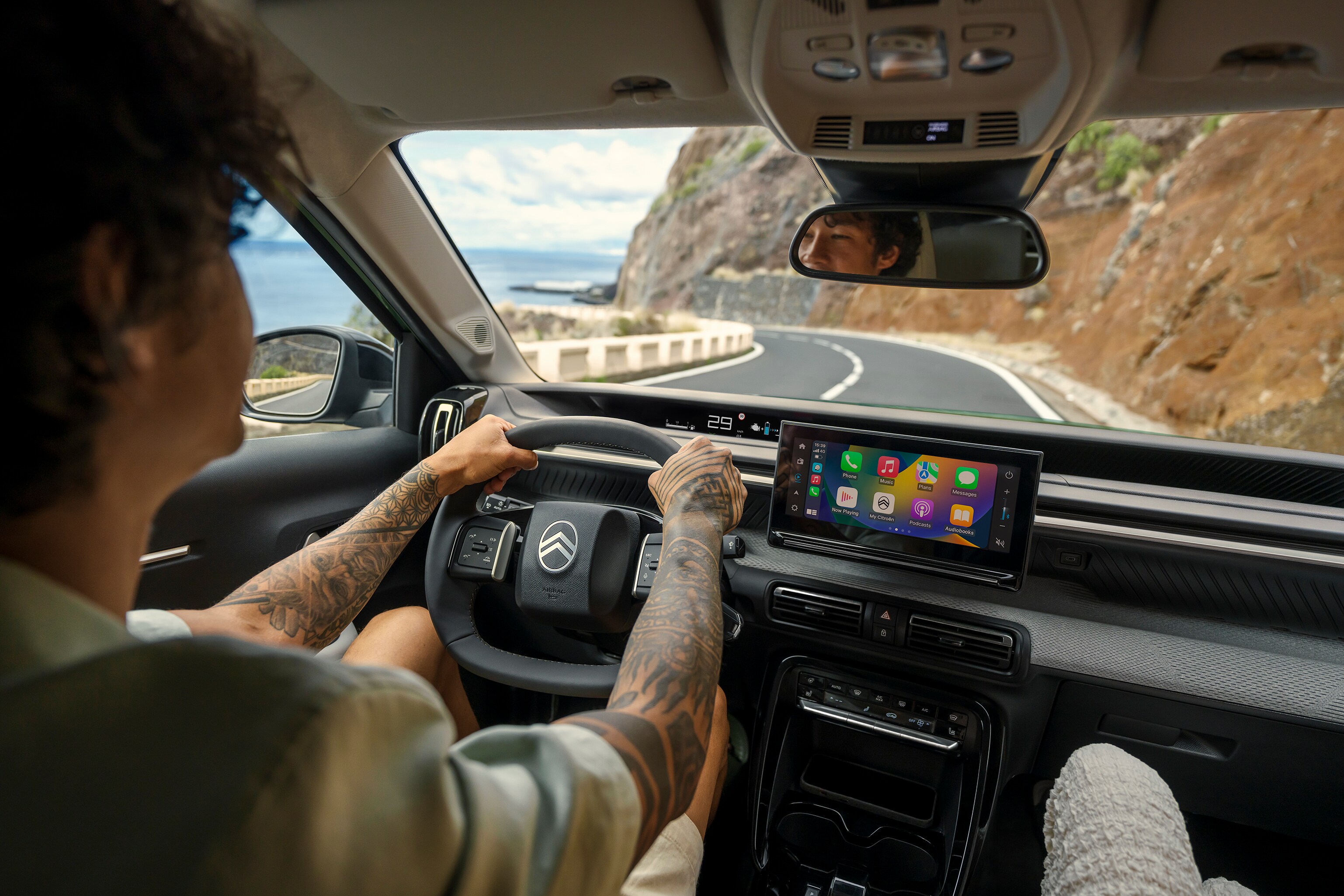 Fahreransicht des Citroën ë-C3 Aircross SUV zeigt großen Touchscreen und modernes Cockpit für intuitives, vernetztes und erschwingliches Alltagsfahren.