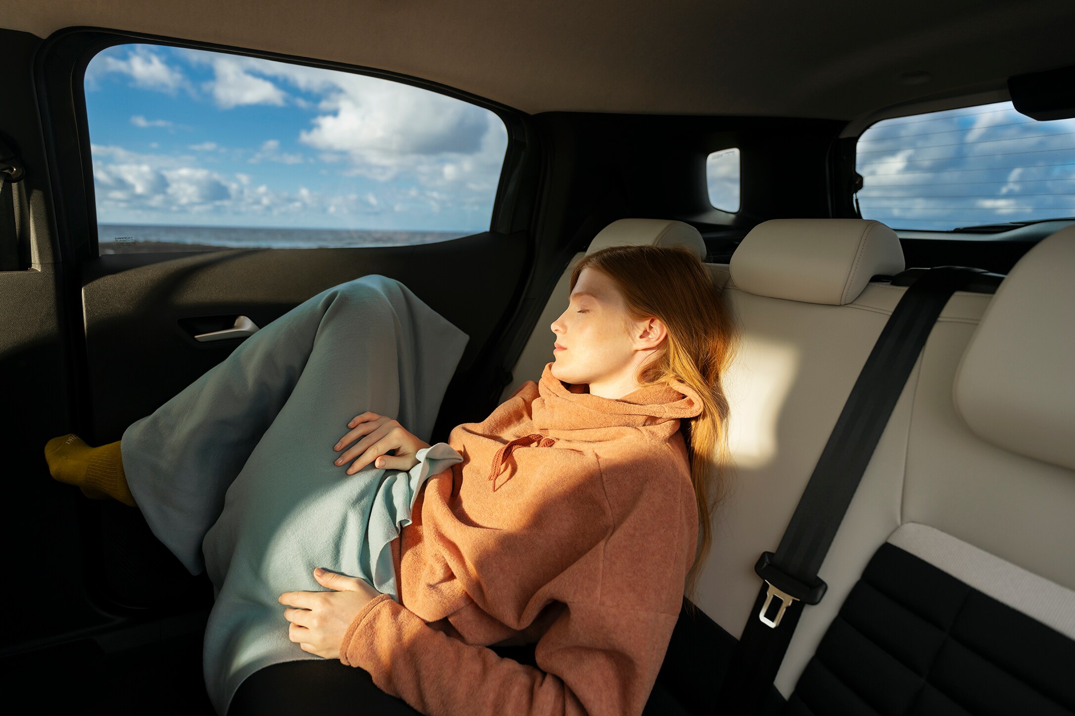 Hintere Innenraumansicht des Citroën ë-C3 Aircross SUV präsentiert geräumige Sitze für entspannten Langstreckenkomfort und erschwingliche Alltagsmobilität.