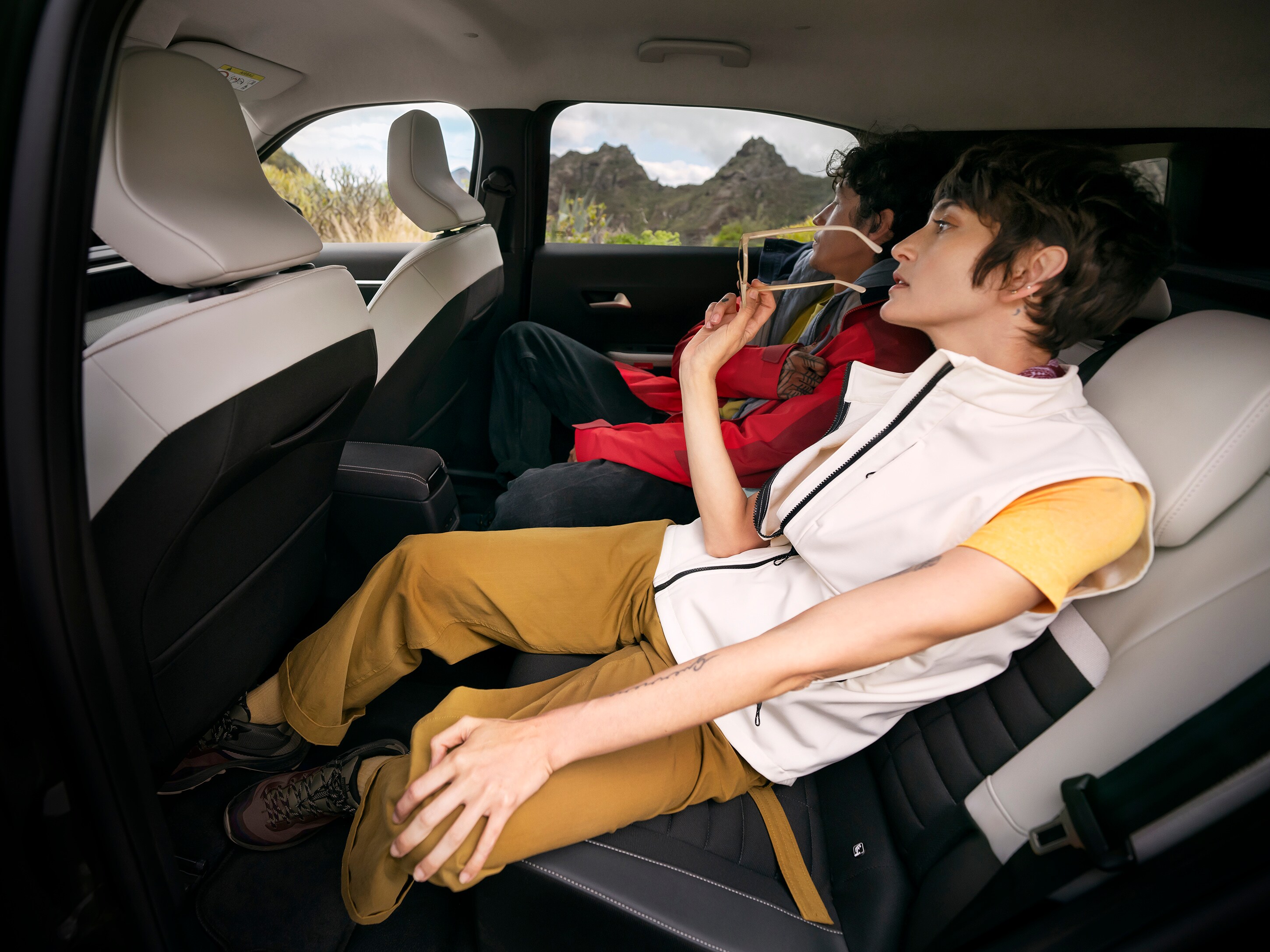 Rücksitzansicht des Citroën ë-C3 Aircross SUV zeigt großzügige Beinfreiheit für komfortable, vielseitige und erschwingliche Passagiermobilität.
