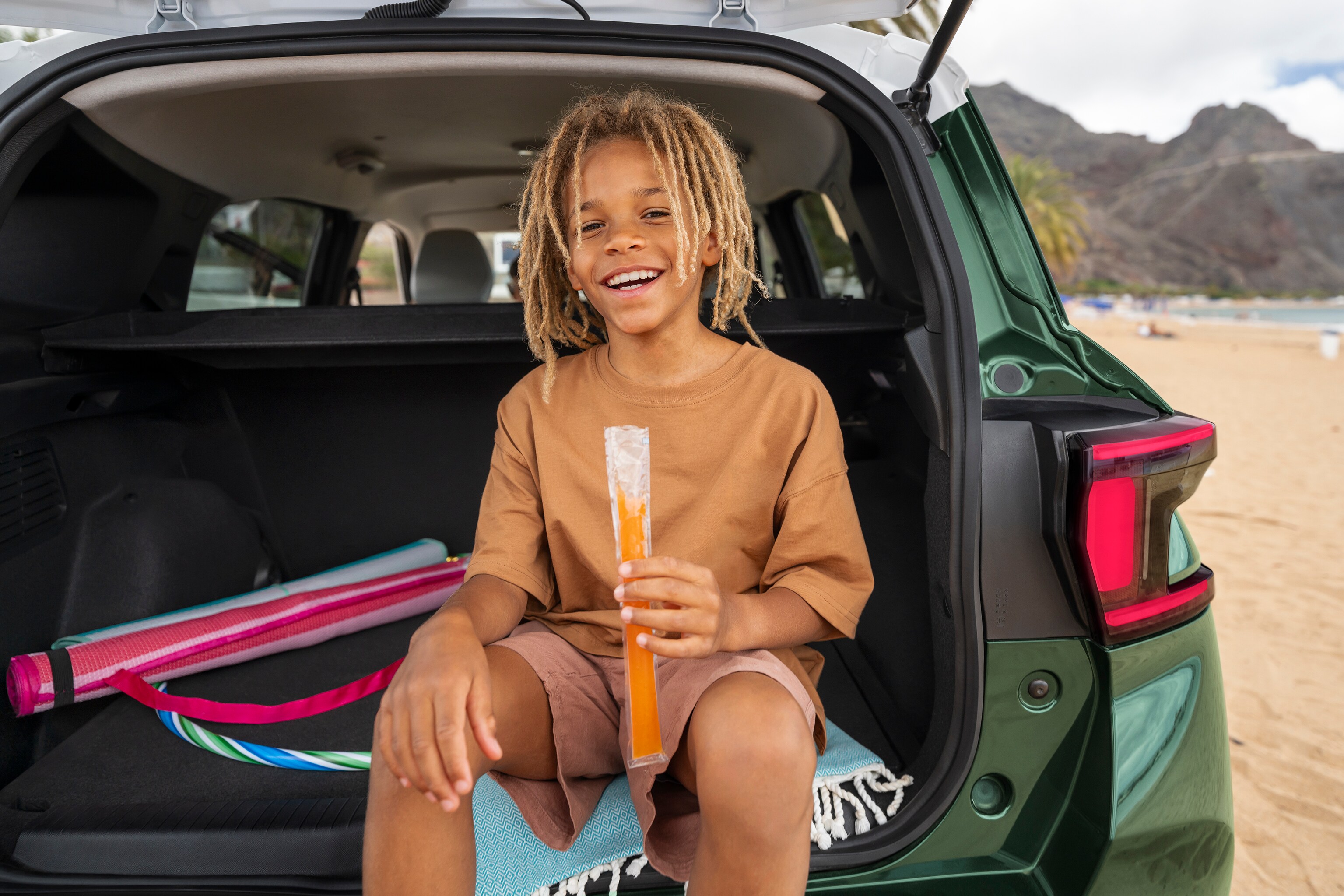 Hintere Kofferraumansicht des Citroën ë-C3 Aircross SUV zeigt geräumigen Ladebereich für vielseitige, praktische und erschwingliche familienfreundliche Mobilität.