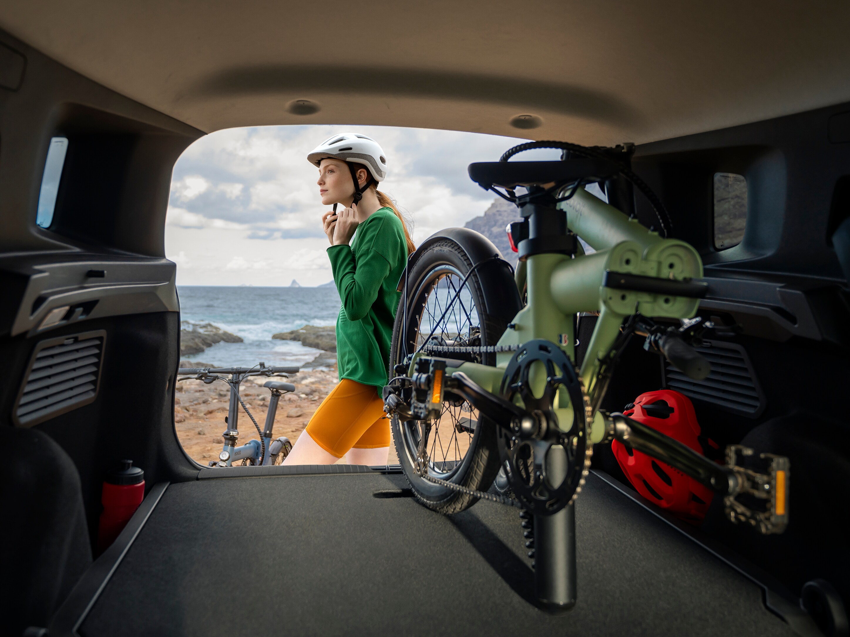 Hintere Kofferraumansicht des Citroën ë-C3 Aircross SUV präsentiert großzügigen Gepäckraum für aktive, strandbereite und erschwingliche Alltagsmobilität.
