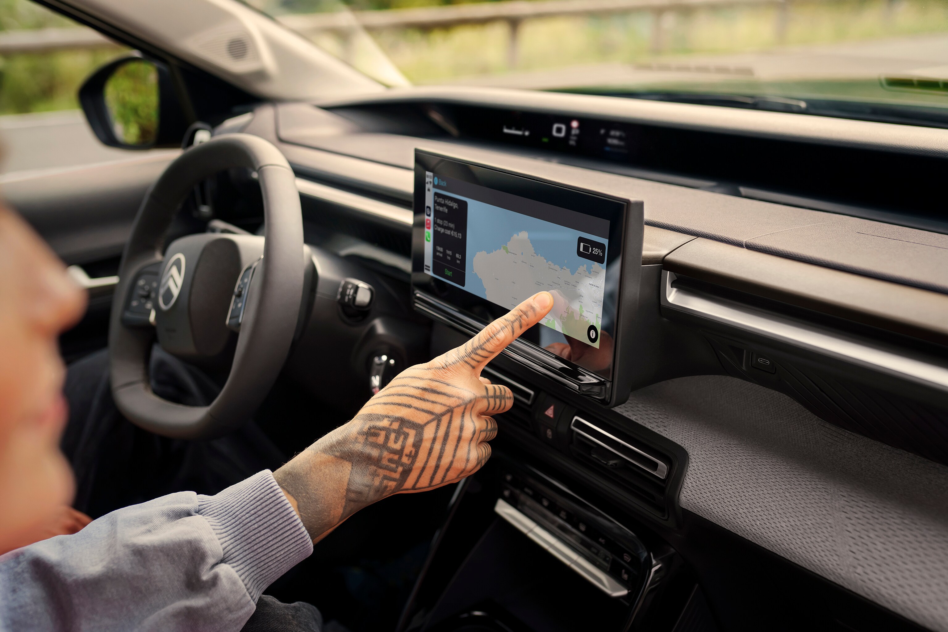 Innenraum-Touchscreen-Ansicht des Citroën ë-C3 Aircross SUV zeigt Navigationssystem für intuitives, vernetztes und erschwingliches Alltagsfahren.