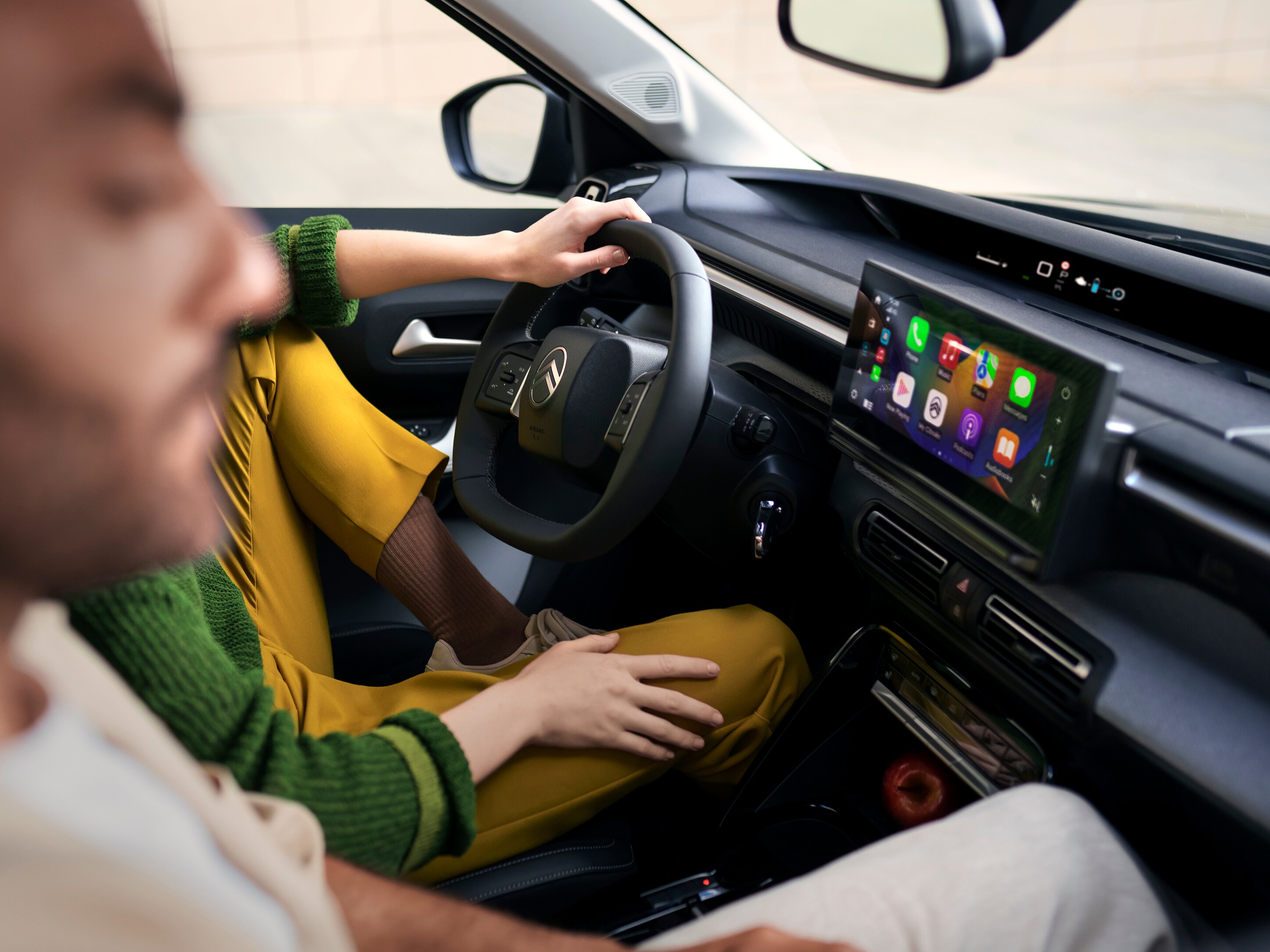 Cockpit-Frontansicht des Citroën ë-C3 Aircross SUV zeigt großen Infotainment-Bildschirm für intuitives, modernes und erschwingliches Alltagsfahren.