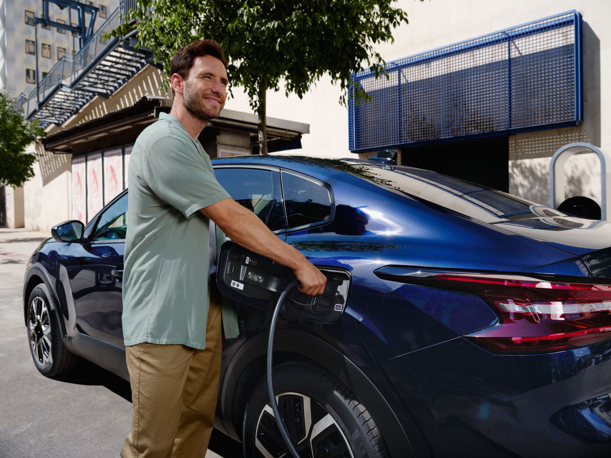 Ladeansicht des Citroën C4 X Fastback zeigt einfachen Plug-in-Zugang für praktische und effiziente Elektromobilität