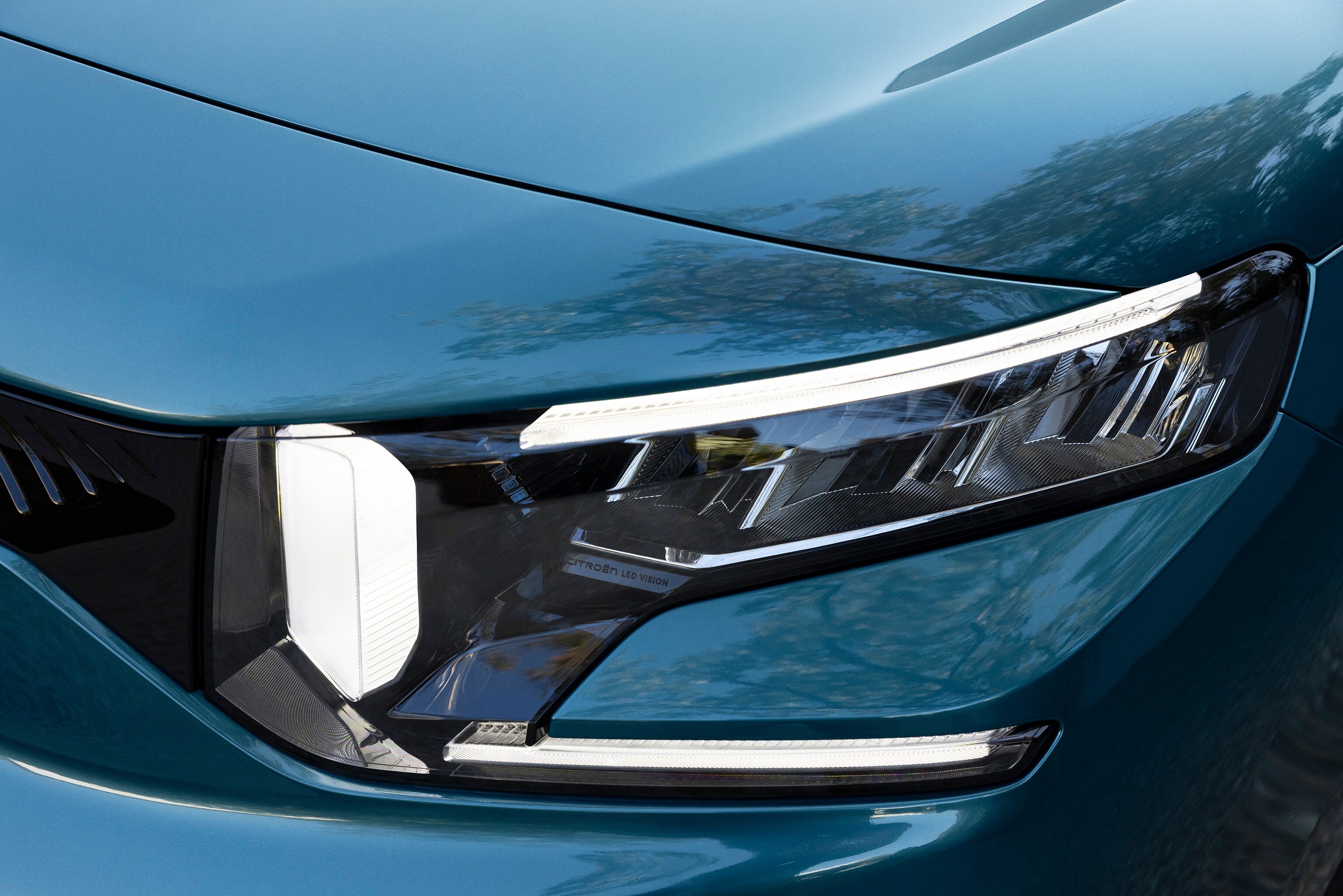Front light detail view ë-Berlingo highlighting LED signature, safety, visibility, design and improved modern styling